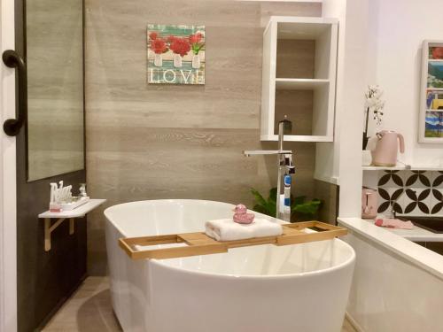 谭伯连山Chalet Relax on Gallery Walk with Bath, Fireplace, WiFi & Netflix的浴室配有白色浴缸和水槽