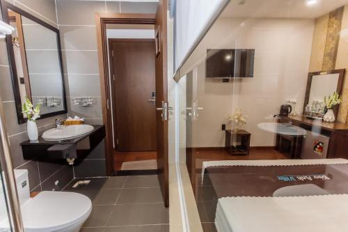 大叻Villa Bảo Anh Dalat的一间带卫生间、水槽和镜子的浴室