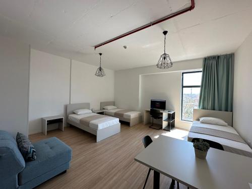 地拉那ApartHotel Folé的带沙发、床和桌子的客厅