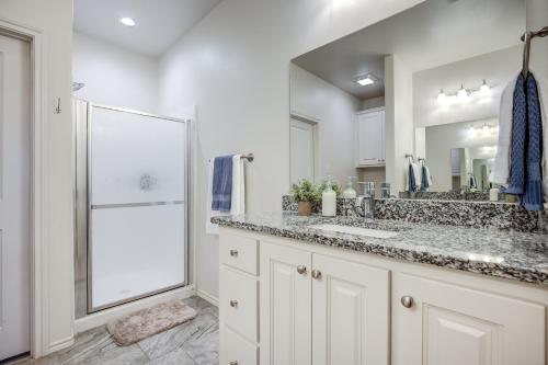 拉伯克Luxury Lubbock Home Retreat near Texas Tech的白色的浴室设有水槽和淋浴。