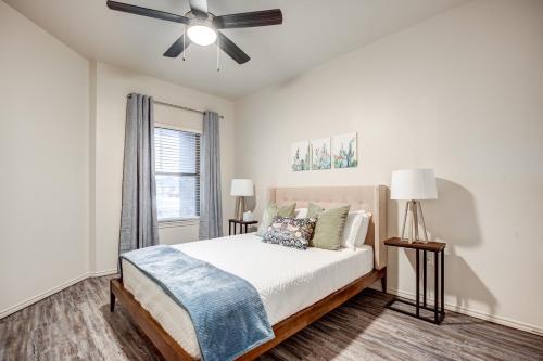 拉伯克Luxury Lubbock Home Retreat near Texas Tech的一间卧室配有一张床和吊扇