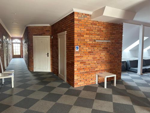 GarczKrzewi Róg的一间设有砖墙和两个长椅的房间