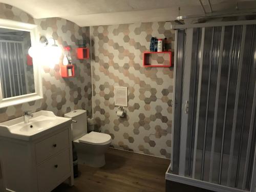 韦斯特尔堡Ferienwohnung Westerburg的一间带卫生间和水槽的浴室