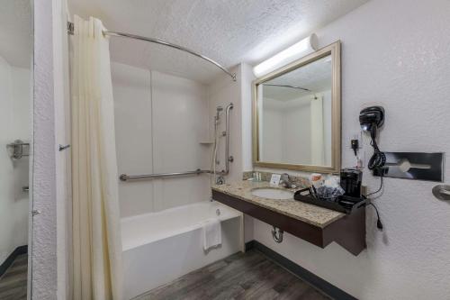 夏洛特夏洛特机场品质套房酒店的一间带水槽、浴缸和镜子的浴室