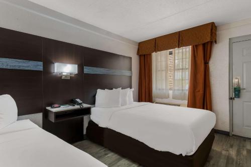 夏洛特夏洛特机场品质套房酒店的酒店客房设有两张床和窗户。
