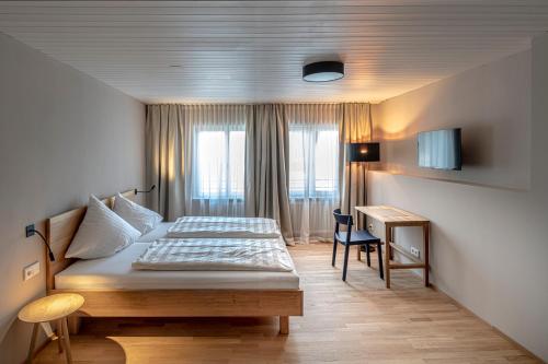 费尔德基希Gasthof Löwen Tosters的一间卧室配有一张床和一张书桌