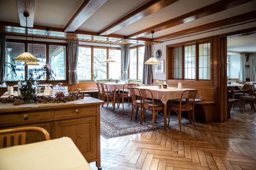 费尔德基希Gasthof Löwen Tosters的用餐室设有桌椅和窗户。