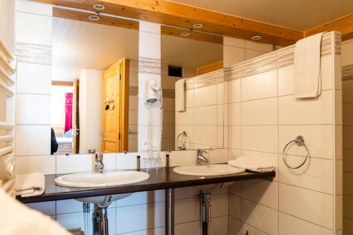 莱鲁斯杜罗沙高尔夫住宿加早餐旅馆的浴室设有2个水槽和镜子