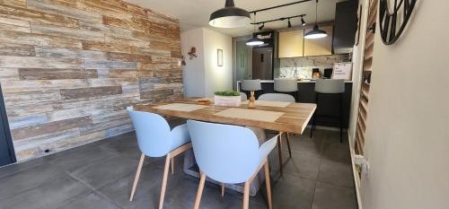 法哈多Villamar的一间带木桌和蓝色椅子的用餐室