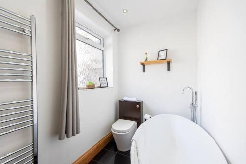 达灵顿Trafalgar Terrace的白色的浴室设有卫生间和窗户。