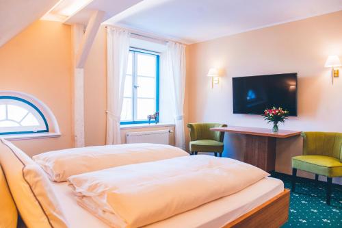 NeuburgGutshaus Neu Farpen的酒店客房配有两张床和一张书桌