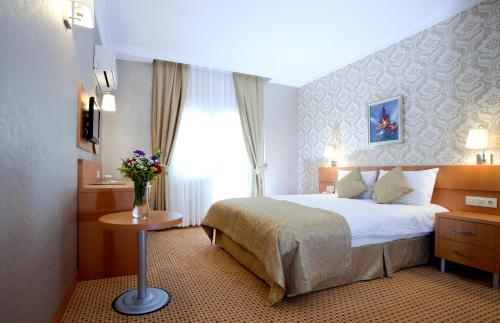 乔尔卢Sefa Hotel 2 Çorlu的酒店客房设有床和窗户。