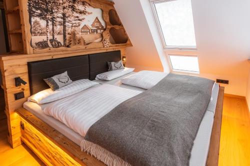 库罗阿尔滕堡Zugspitze Apartment Sonn.Schein的一间卧室设有一张大床和大窗户