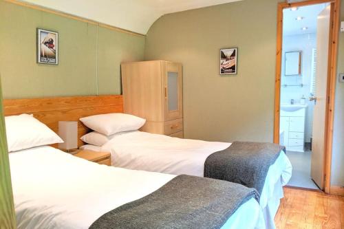 特尔福德Carriage 2 - Coalport Station Holidays的酒店客房设有两张床和窗户。