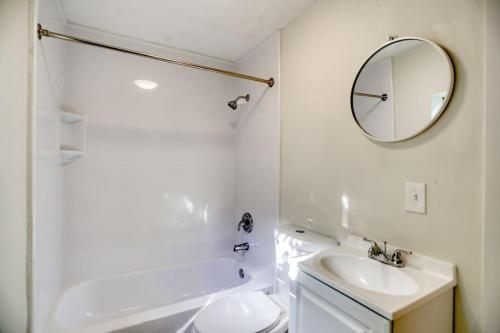 迈阿密Stylish, Modern with a splash of Glam! Upscale 4-3 In Historic Coconut Grove的白色的浴室设有水槽和镜子