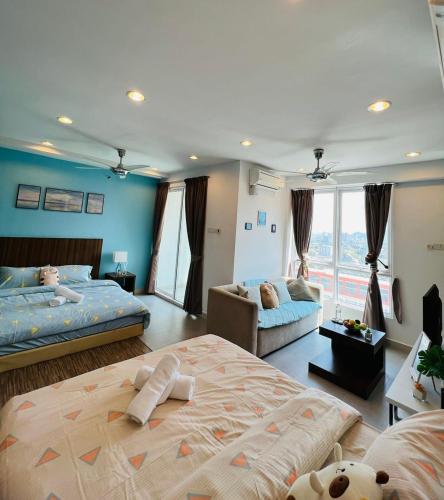 乔治市Mansion One by PerfectSweetHome Ocean Concept的一间带两张床的卧室和一间带沙发的客厅