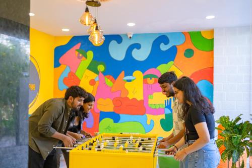斋浦尔ArtBuzz Jaipur的一群人在五颜六色的墙上下象棋
