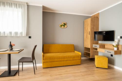 韦林格勒Villa Pino的客厅配有黄色的沙发和桌子