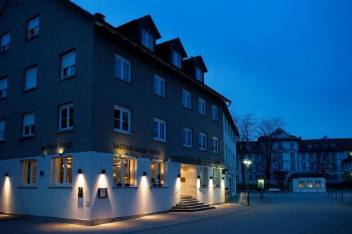 巴特武尔察赫阿德勒酒店的一座建筑,在晚上有灯