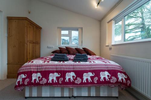 布里斯托Bristol self-catering studio+kitchen+parking的一间卧室配有一张带红色毯子的大床