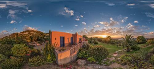 科尔巴拉Villa Perenaccio的山丘上的房子,背景是日落