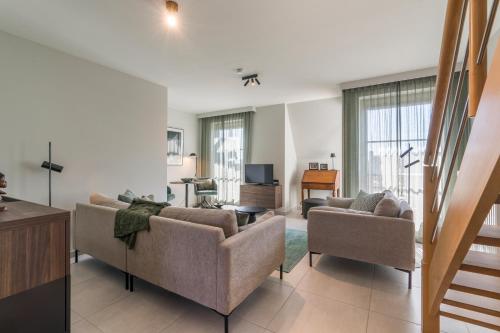 伊特博尔德Smeysea - Stylish apartment in Sint-Idesbald的客厅配有两张沙发和一台电视