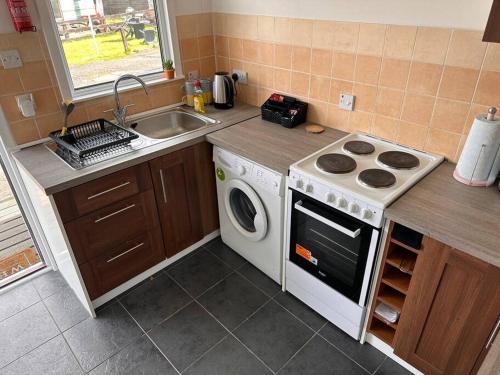 Semi-detached chalet - Uddingston, Glasgow的厨房或小厨房