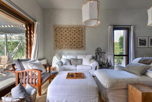 坎波内莱尔巴Villa Chiuso Torto的带沙发、床和桌子的客厅