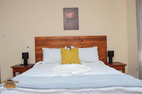 弗朗西斯敦The Hill Bed and Breakfast的一张带白色床单和黄色枕头的床