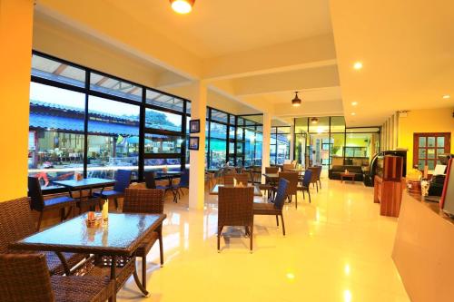 丽贝岛和美旅舍&面包屋的餐厅设有桌椅和窗户。