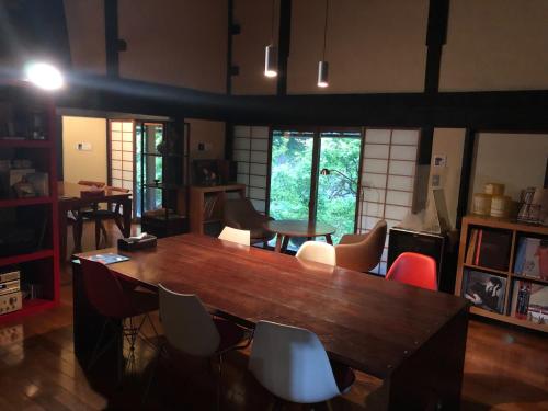 松本sabouしが的用餐室配有大型木桌和椅子