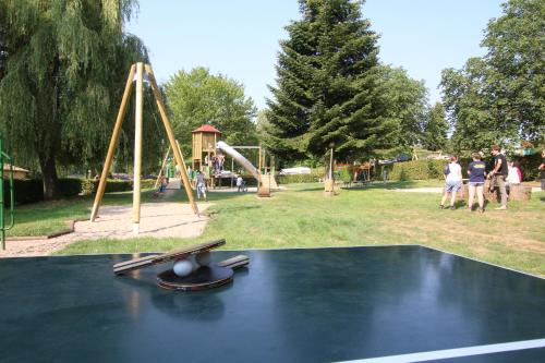 贝尔多夫Safari tent XS的公园内的一张桌子,公园内设有游乐场