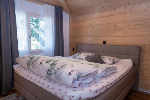 StaldenriedFerienwohnung的一间卧室配有一张木墙床
