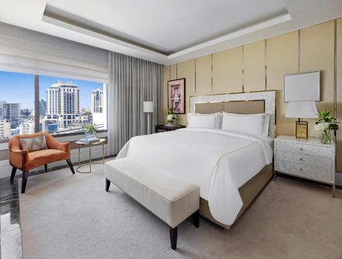 安曼费尔蒙特安曼酒店的卧室设有一张白色大床和大窗户