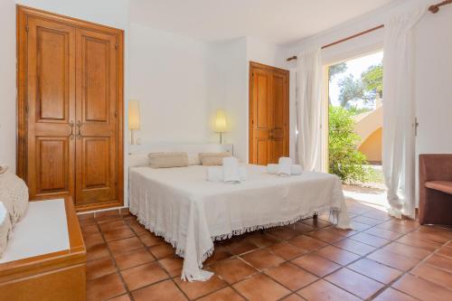 松霍里吉尔S'avarqueta的卧室设有白色的床和大窗户