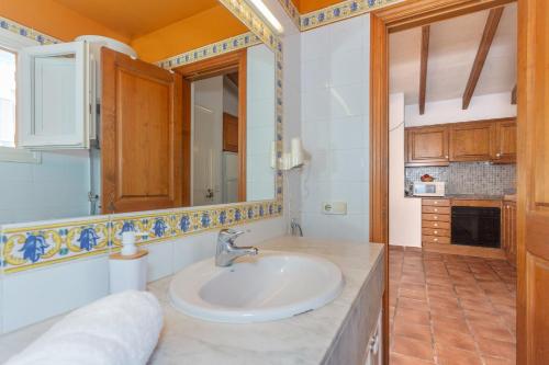 松霍里吉尔S'avarqueta的一间带水槽和镜子的浴室