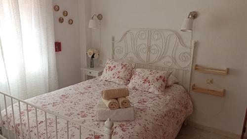 托罗克斯Casa Liébana的一间卧室,配有一张带两个泰迪熊的床
