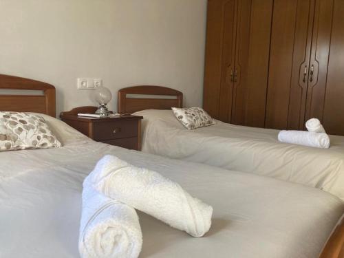 GuzmánCasa rural fuenteciruelos的酒店客房,配有两张带毛巾的床
