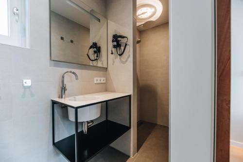 雷讷瑟Hotel - B&B Renesse的一间带水槽和镜子的浴室