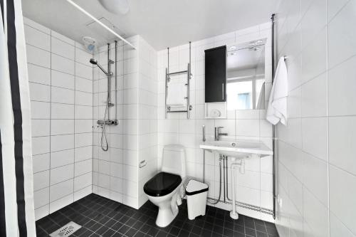 赫尔辛基赫尔辛基拉宾拉登卡图弗恩诺姆服务式公寓的白色的浴室设有卫生间和水槽。