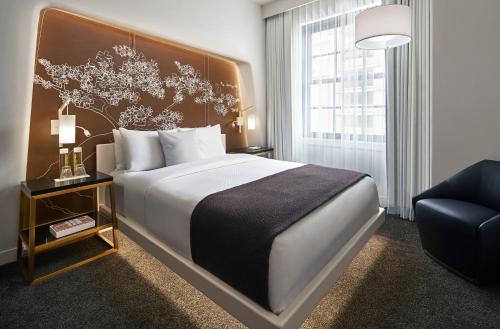 华盛顿Hotel Washington的配有一张床和一把椅子的酒店客房