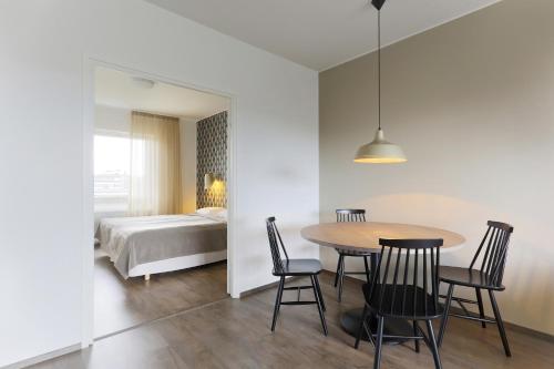 赫尔辛基赫尔辛基拉宾拉登卡图弗恩诺姆服务式公寓的配有桌椅和床的房间