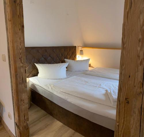 奥泊维森塔尔Fasa Lodge的一张带白色床单和枕头的床