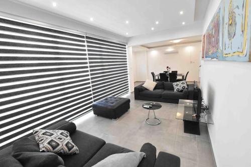 Ayios DhometiosGlabur Stays - The Luxurious 3 BDR - Cozy apt Newly Renovated, Nicosia City的客厅配有沙发和桌子