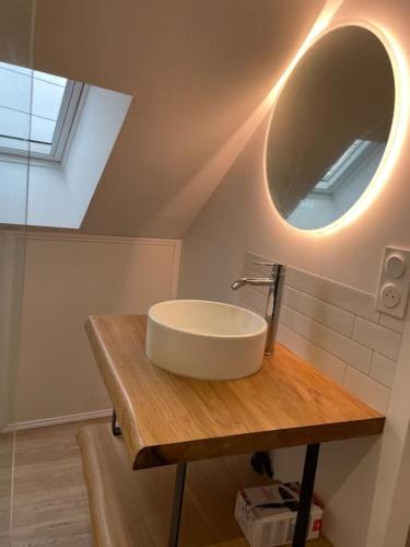 沙托鲁Bryas 3 - Appartement très chaleureux的一间带水槽和镜子的浴室