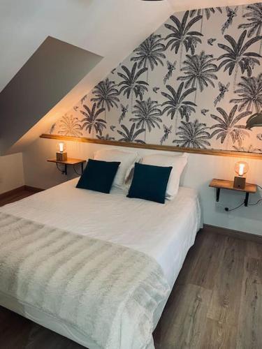 沙托鲁Bryas 3 - Appartement très chaleureux的卧室配有带蓝色枕头的大型白色床