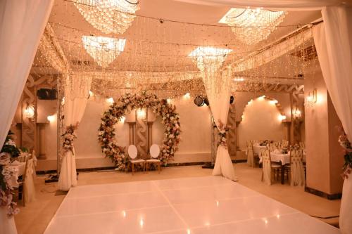 开罗印第安纳酒店的宴会厅,设有婚礼桌