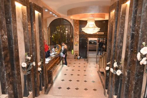 开罗印第安纳酒店的站在餐厅大厅的女人