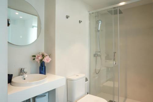 巴塞罗那巴塞罗那54酒店的浴室配有卫生间、盥洗盆和淋浴。
