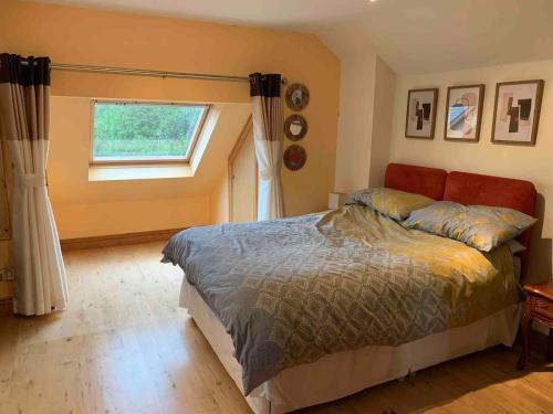 拉伊Stunning 2-Bed cottage Rye East Sussex的一间卧室设有一张床和一个窗口